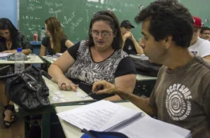 CNE reforça que EJA do Ensino Fundamental deve ser presencial; especialistas alertam para riscos de ofertas irregulares